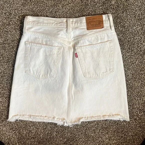 Levi’s Premium white denim mini skirt - Picture 4 of 5